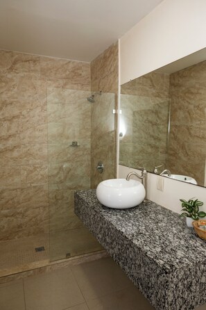 Toallas, jabón, papel de baño 