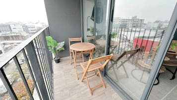 Departamento estándar, 1 cama matrimonial y sofá cama, balcón, vista a la ciudad | Restaurante al aire libre