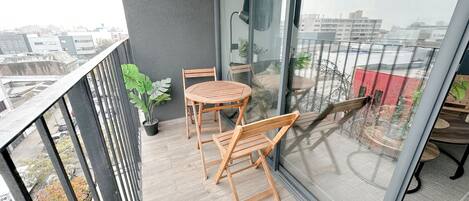 标准公寓, 1 张双人床和 1 张沙发床, 阳台, 城市景观 | 室外用餐