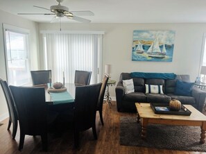 Living area - Cozy 2-bedroom cottage in Beachwalk with AC (Michigan City)