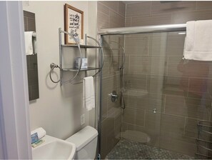 Bathroom - Cozy 2-bedroom cottage in Beachwalk with AC (Michigan City)