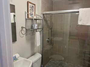 Douche, sèche-cheveux, serviettes fournies, savon