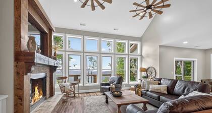 Epic Mountain Views + Deck, Firepit & Amenities