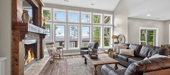 Epic Mountain Views + Deck, Firepit & Amenities