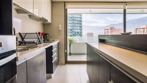 Eine moderne Küche mit Blick auf eine Stadtlandschaft und Berge.