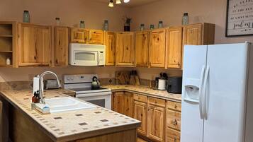 Refrigerador, microondas, horno, placa de cocina