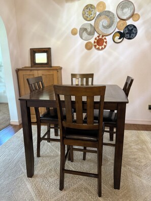 Dining - A Cozy Retreat tucked into one of Fork‘s historic industrial neighborhoods (Forks)