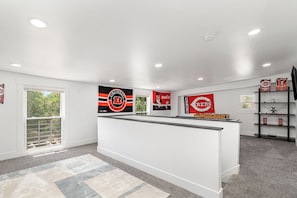 Ein Empfangsbereich mit einer weißen Theke, Deckenleuchten und Memorabilien der Cincinnati Bengals.