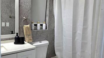 Secador de cabelo, toalhas de banho, sabonete, shampoo