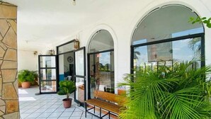 Vista frontal de la propiedad