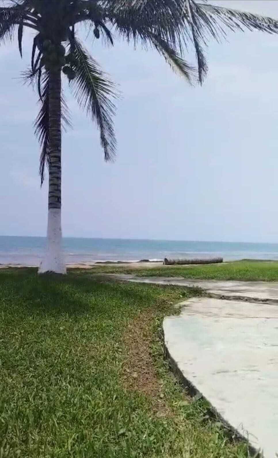 En la playa, arena negra