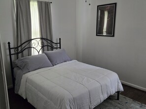 3 bedrooms, iron/ironing board, WiFi, bed sheets - Cozy 3 BDRM Home 3 minutes to Arrowhead & Kauffman Stadium (Kansas City)