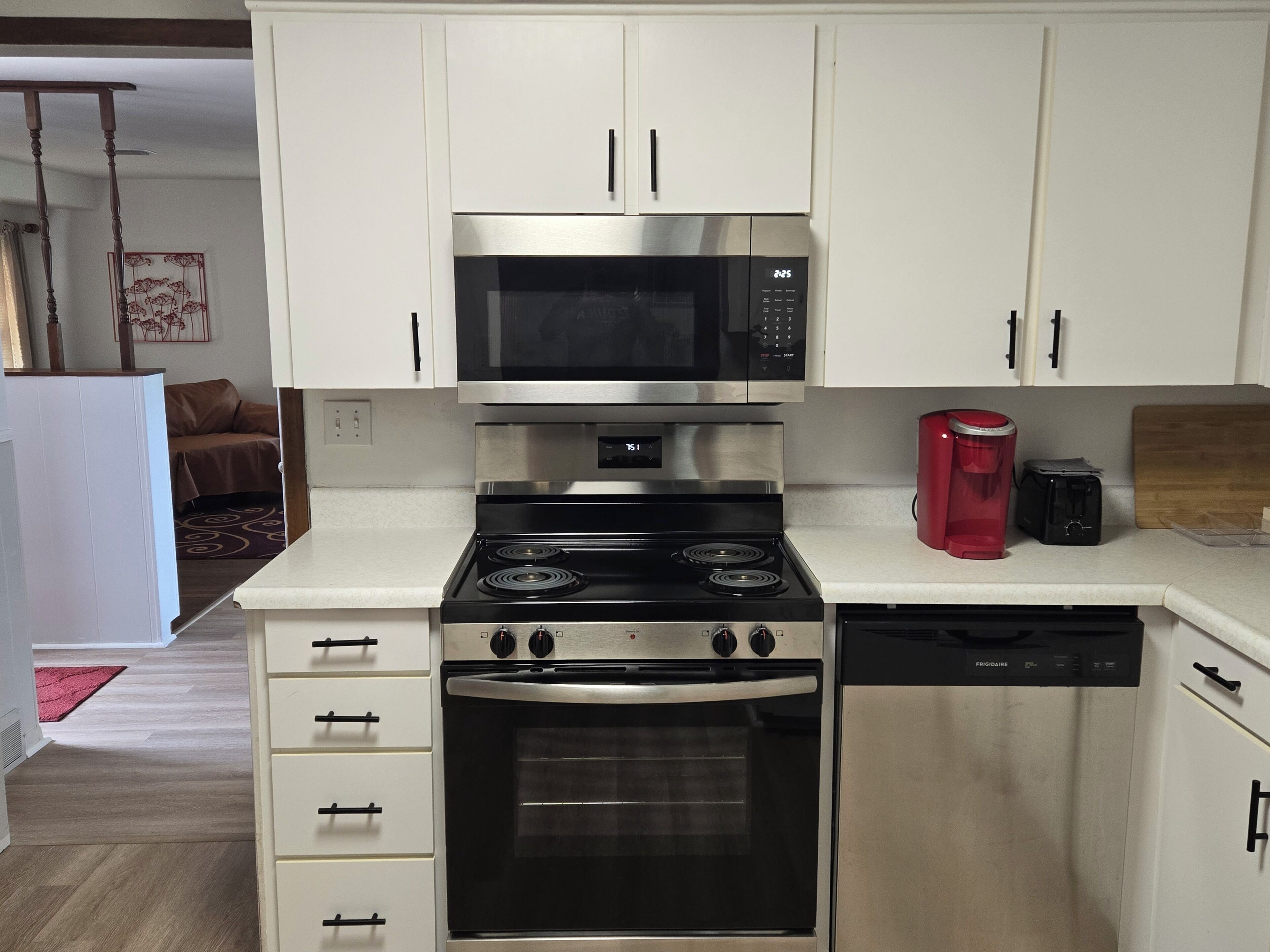 Coffee/tea maker, fridge, microwave, oven