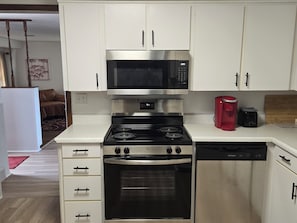 Coffee/tea maker, fridge, microwave, oven - Cozy 3 BDRM Home 3 minutes to Arrowhead & Kauffman Stadium (Kansas City)