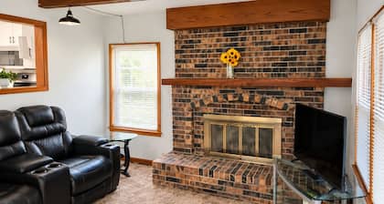 Cozy 3 BDRM Home 3 minutes to Arrowhead & Kauffman Stadium