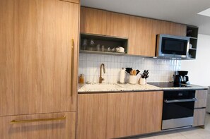 Kühlschrank, Mikrowelle, Ofen, Herdplatte