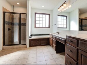 Shower, jetted bath, hair dryer, towels - The Raider House Walk to TTU Pool Table (Lubbock)