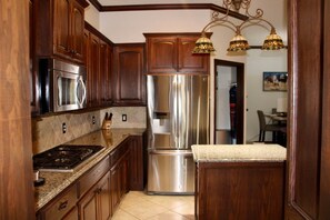 Fridge, microwave, oven, stovetop - The Raider House Walk to TTU Pool Table (Lubbock)