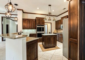 Fridge, microwave, oven, stovetop - The Raider House Walk to TTU Pool Table (Lubbock)