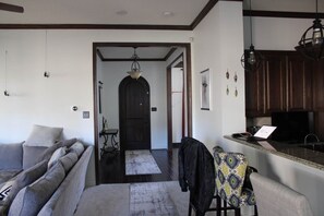 Smart TV, fireplace, books - The Raider House Walk to TTU Pool Table (Lubbock)