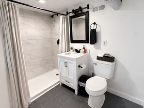 Dusche, Haartrockner, Handtücher, Seife