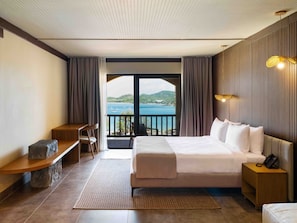 Superior Room, Balcony, Ocean View | Meja, langsir/tirai gelap terus, seterika/papan seterika, Wi-fi percuma 