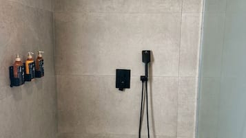 Standardzimmer, Balkon, Meerblick | Dusche im Bad