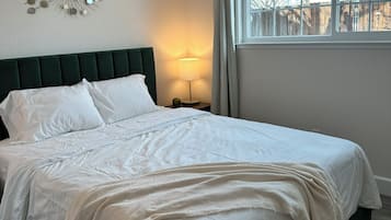 4 bedrooms, iron/ironing board, WiFi, bed sheets
