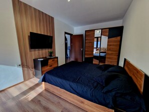 Tabla de planchar con plancha, wifi y ropa de cama 