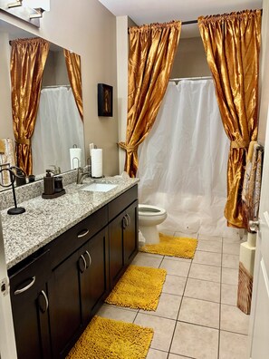 Sèche-cheveux, serviettes fournies, savon, papier toilette