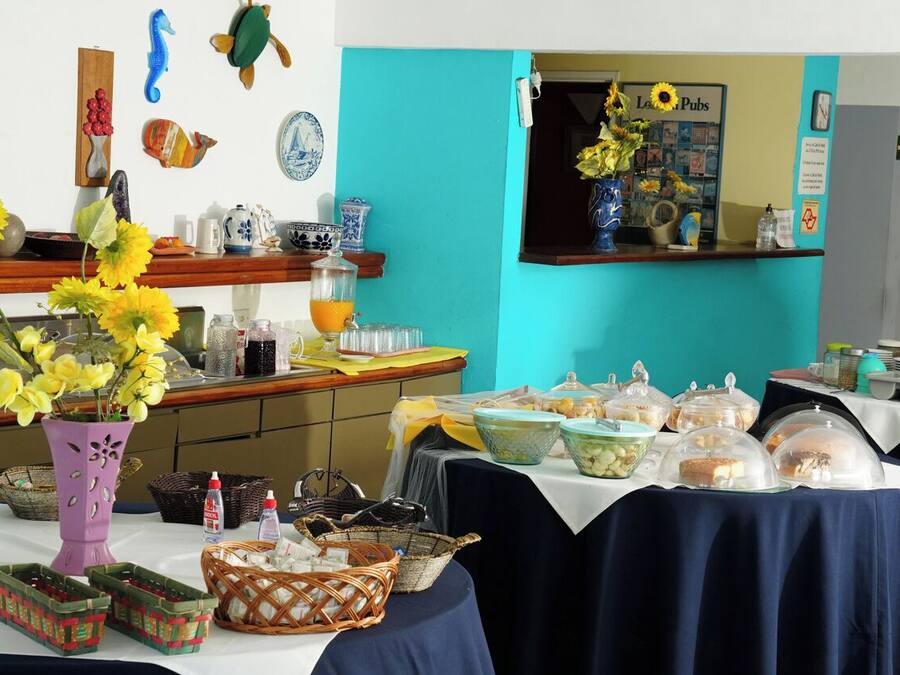 Montaje de bufé con diversos alimentos y un jarrón de flores.