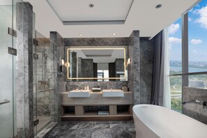 Suíte, 1 quarto | Banheiro | Chuveiro, ducha de hidromassagem, produtos de toalete grátis 