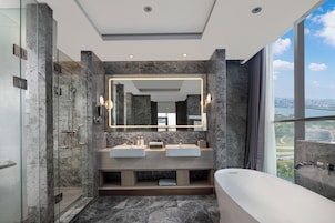 Suite, 1 habitación | Baño | Ducha y cabezal de ducha con hidromasaje