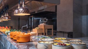 Un buffet avec différents plats présentés dans des récipients et un espace réservé aux convives.