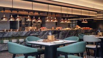 2 restaurants; breakfast, lunch, dinner, and brunch served