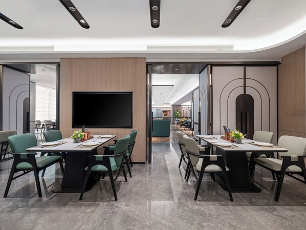 2 restaurants servant le déjeuner, le dîner, le souper et le brunch