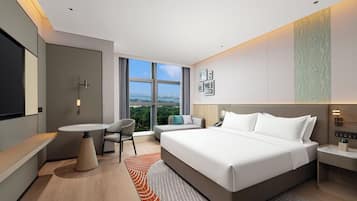 Premium-Zimmer, 1 King-Bett, Gartenblick | Daunenbettdecken, Minibar (mit einigen kostenlosen Artikeln), Zimmersafe