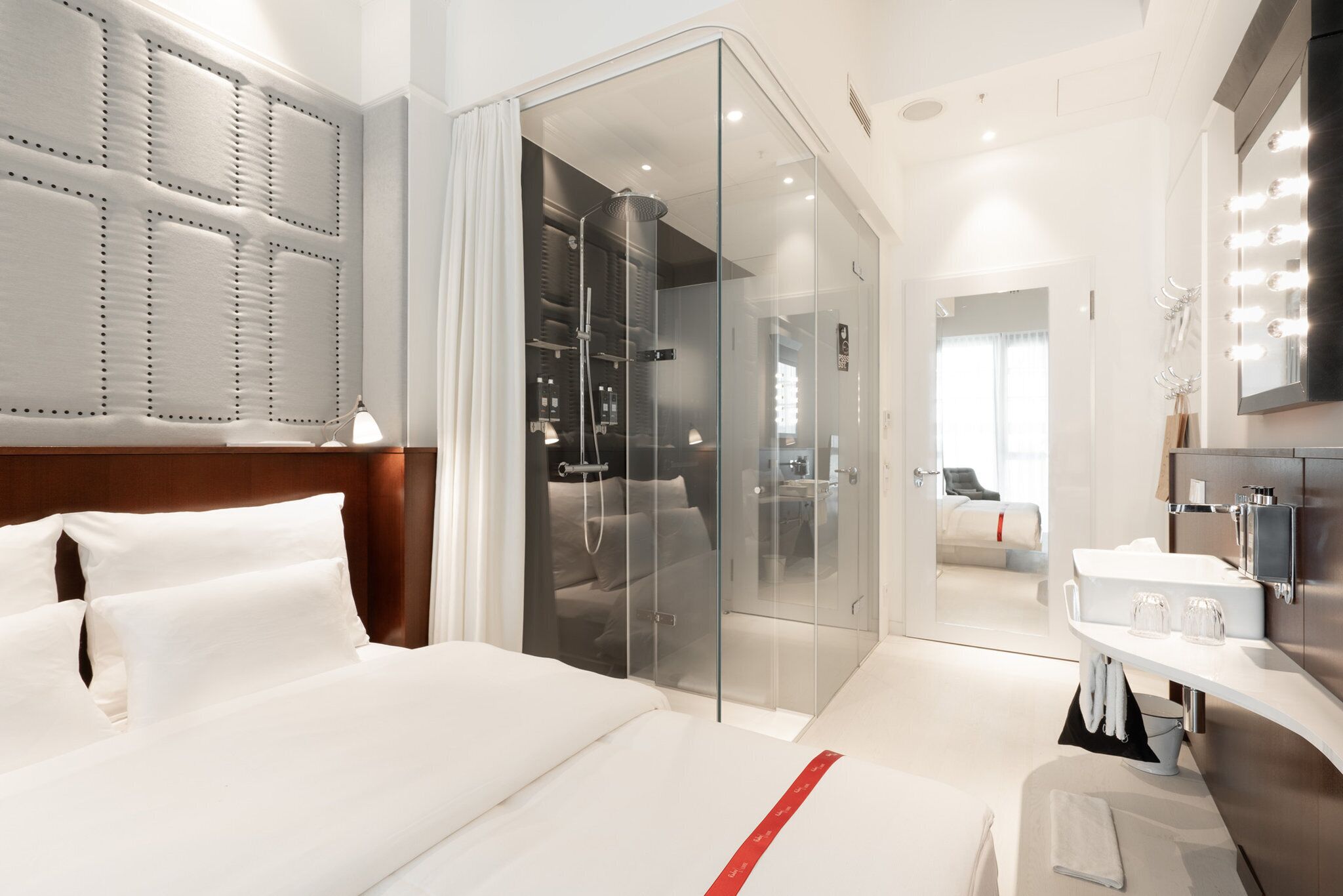 Douche, douche à « effet pluie », articles de toilette gratuits