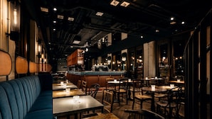 A restaurant interior with booths, tables, and a bar area. - Ruby Lilou Hotel Marseille by IHG (Marseille)