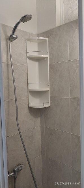 Bruser, hårtørrer, bidet, håndklæder