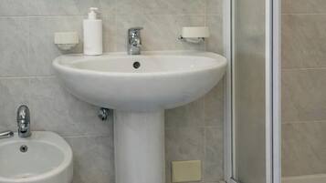 Dusche, Haartrockner, Bidet, Handtücher