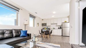 Un apartamento moderno con sala de estar, cocina y comedor.