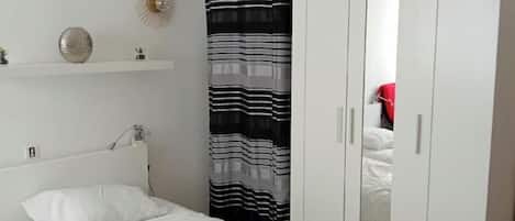 1 chambre, fer et planche à repasser