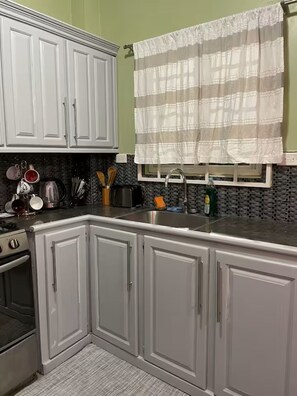 Private kitchen - Cozy 1-bedroom apartment in fantastic Saint Helena with AC (Saint Helena)