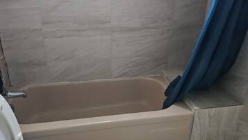 Secadora de cabello, toallas, jabón, papel de baño