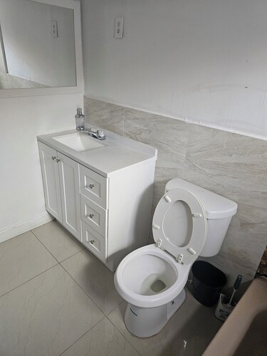 Spacious 7-bedroom castle with AC in cool Miami