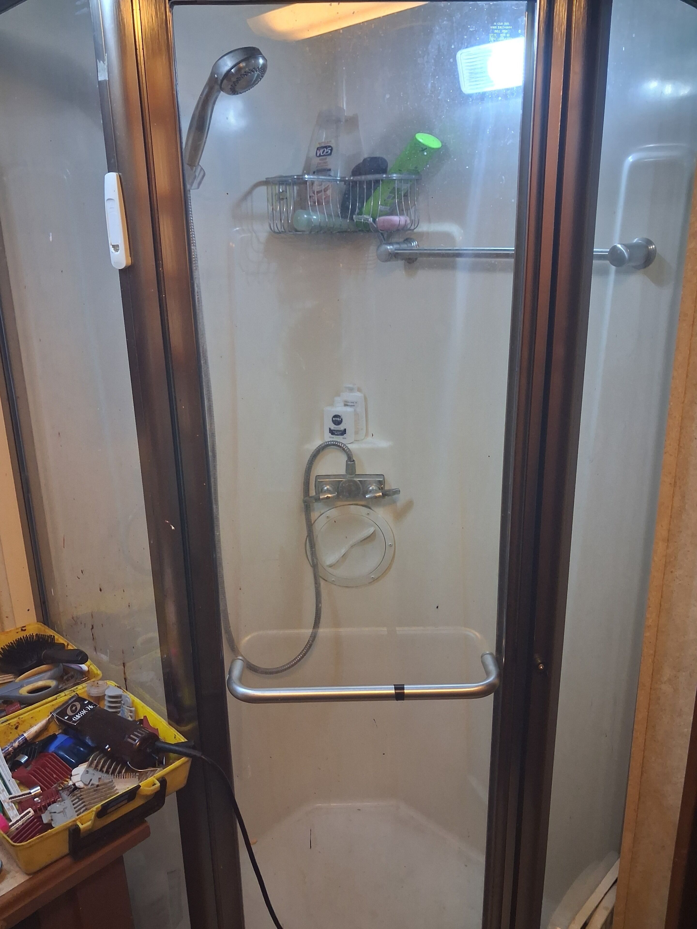 Secadora de cabello, toallas, jabón, papel de baño 