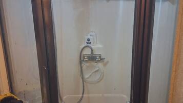 Secadora de cabello, toallas, jabón, papel de baño