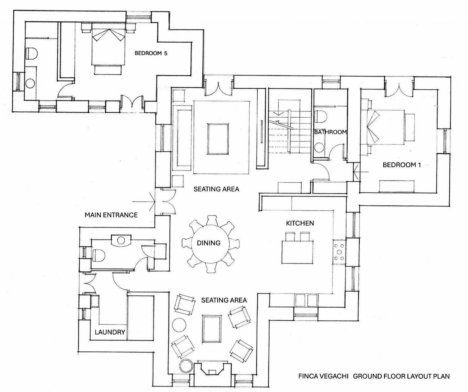Plattegrond van de begane grond van een hotel, met meerdere slaapkamers, een eetruimte, een keuken, een badkamer en een zithoek.
