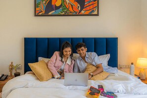 Deluxe Room | Desk, laptop workspace, free WiFi - Coco House (Greater Noida)